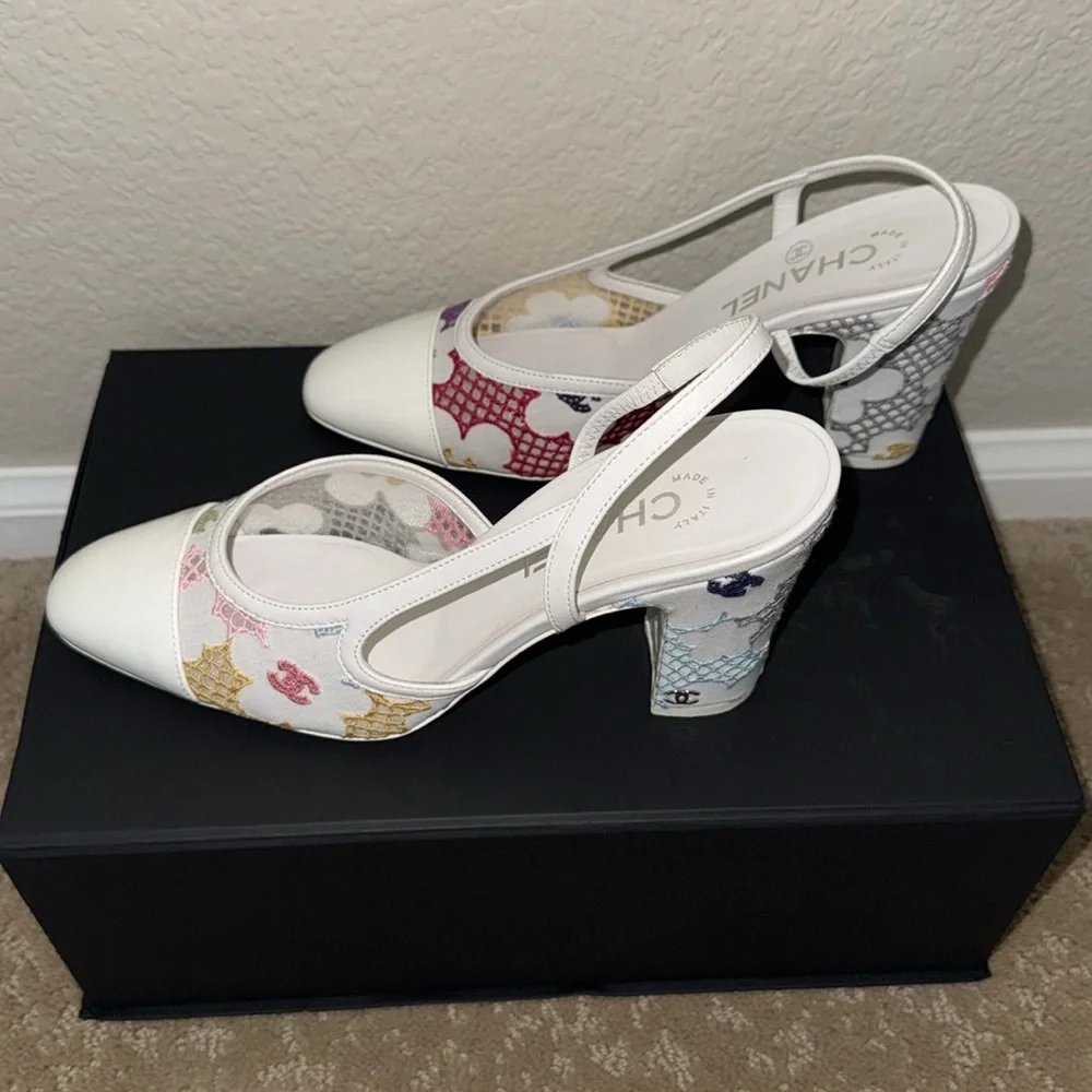 CHANEL 
Guipure Patent Embroidered Floral Cap Toe CC Slingback heels 37.5 White - Picture 4 of 8
